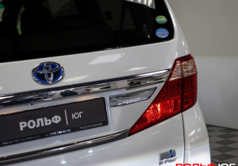 Подержанный автомобиль Toyota Alphard 2013 года (27 фото)