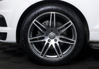 Подержанный автомобиль Audi Q7 2011 года (17 фото)