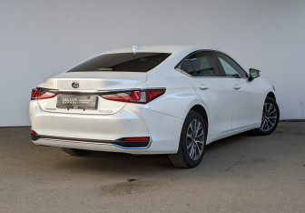 Подержанный автомобиль Lexus ES 2023 года (3 фото)