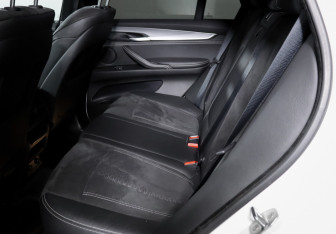 Подержанный автомобиль BMW X5 2015 года (10 фото)