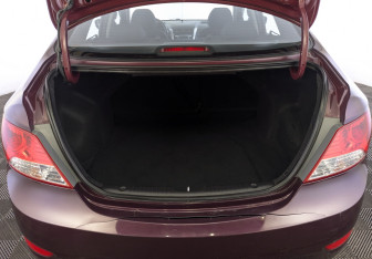 Подержанный автомобиль Hyundai Solaris Sedan 2012 года (10 фото)