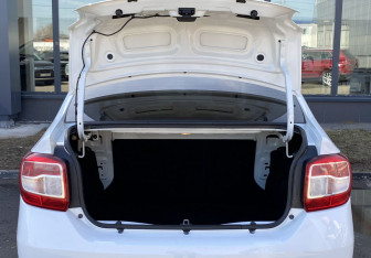 Подержанный автомобиль Renault Logan Sedan 2018 года (10 фото)