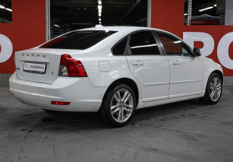 Подержанный автомобиль Volvo S40 2011 года (3 фото)