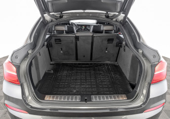 Подержанный автомобиль BMW X4 2018 года (10 фото)