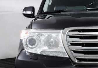 Подержанный автомобиль Toyota Land Cruiser Suv 2012 года (25 фото)