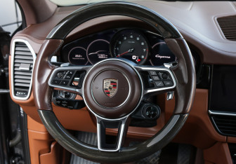 Подержанный автомобиль Porsche Cayenne 2018 года (16 фото)