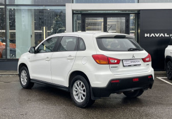 Подержанный автомобиль Mitsubishi ASX 2011 года (7 фото)