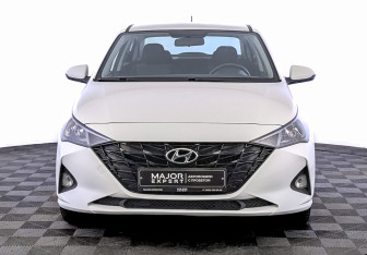 Подержанный автомобиль Hyundai Solaris Sedan 2021 года (2 фото)