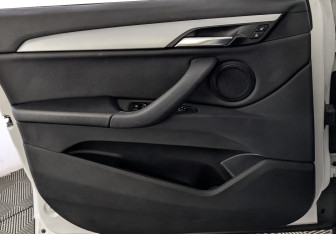 Подержанный автомобиль BMW X1 2018 года (19 фото)