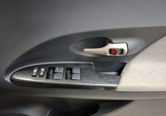 Подержанный автомобиль Toyota Ist 2007 года (18 фото)