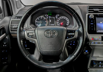 Подержанный автомобиль Toyota Land Cruiser Prado 2019 года (23 фото)