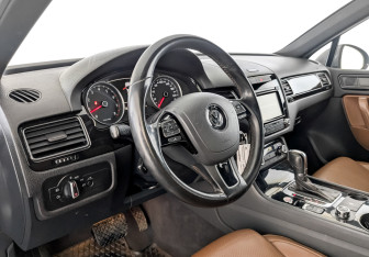 Подержанный автомобиль Volkswagen Touareg 2013 года (16 фото)