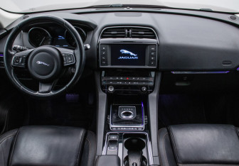 Подержанный автомобиль Jaguar F-Pace 2016 года (13 фото)