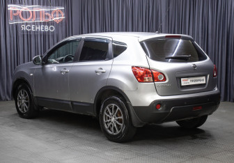 Подержанный автомобиль Nissan Qashqai 2008 года (7 фото)