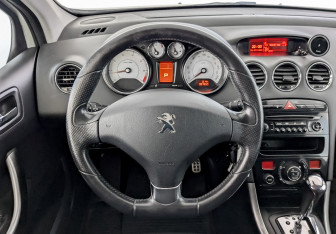 Подержанный автомобиль Peugeot 308 Hatchback 2011 года (21 фото)