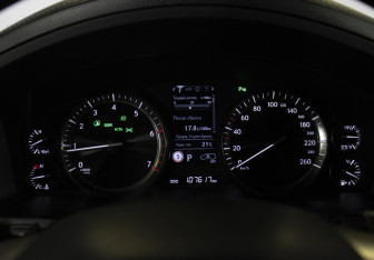 Подержанный автомобиль Lexus LX 2017 года (12 фото)