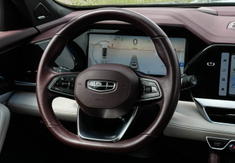 Подержанный автомобиль Geely Monjaro 2023 года (14 фото)