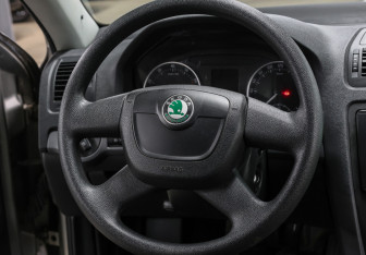 Подержанный автомобиль Skoda Octavia Liftback 2011 года (16 фото)