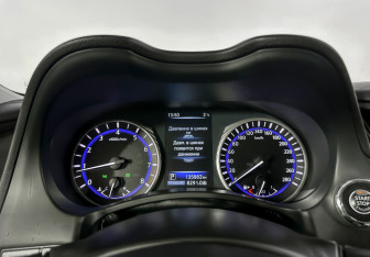 Подержанный автомобиль Infiniti Q50 2015 года (11 фото)