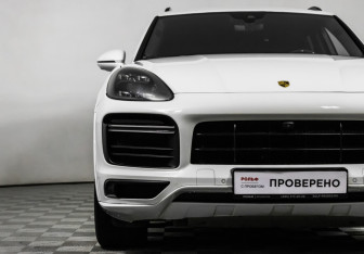 Подержанный автомобиль Porsche Cayenne 2018 года (39 фото)