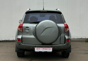 Подержанный автомобиль Toyota RAV4 2008 года (6 фото)