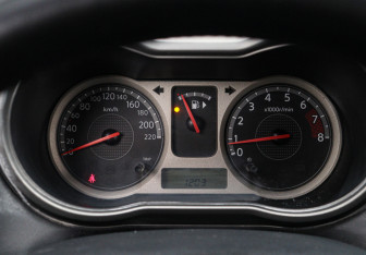 Подержанный автомобиль Nissan Note 2007 года (14 фото)