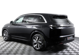 Подержанный автомобиль LiXiang L7 2024 года (7 фото)