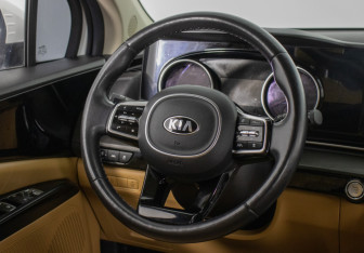 Подержанный автомобиль Kia Carnival 2021 года (16 фото)
