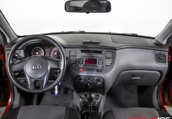 Подержанный автомобиль Kia Rio Hatchback 2011 года (12 фото)
