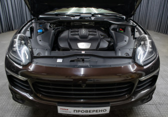 Подержанный автомобиль Porsche Cayenne 2015 года (9 фото)