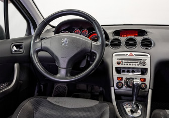 Подержанный автомобиль Peugeot 308 Hatchback 2011 года (26 фото)