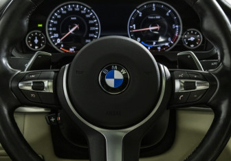Подержанный автомобиль BMW X6 2015 года (12 фото)