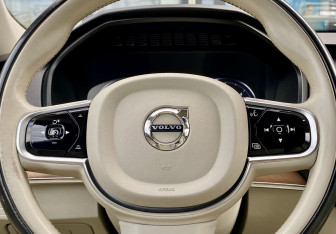 Подержанный автомобиль Volvo XC90 2015 года (16 фото)