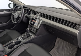 Подержанный автомобиль Volkswagen Passat Sedan 2018 года (13 фото)