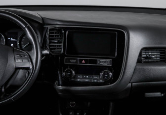 Подержанный автомобиль Mitsubishi Outlander 2019 года (13 фото)