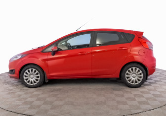 Подержанный автомобиль Ford Fiesta Hatchback 2016 года (8 фото)