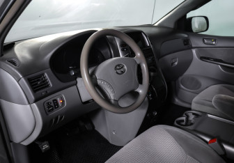 Подержанный автомобиль Toyota Sienna 2006 года (15 фото)
