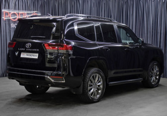 Подержанный автомобиль Toyota Land Cruiser Suv 2022 года (5 фото)