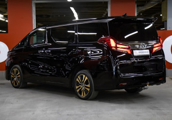 Подержанный автомобиль Toyota Alphard 2019 года (7 фото)
