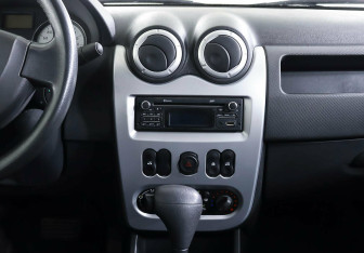 Подержанный автомобиль Renault Logan Sedan 2013 года (9 фото)