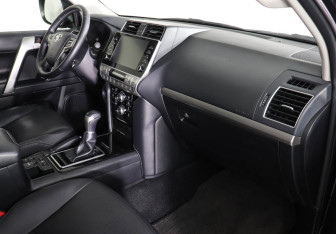 Подержанный автомобиль Toyota Land Cruiser Prado 2022 года (10 фото)