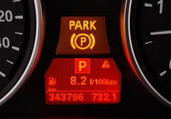 Подержанный автомобиль BMW X5 2011 года (21 фото)