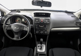 Подержанный автомобиль Subaru XV 2013 года (14 фото)
