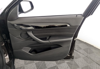 Подержанный автомобиль BMW X1 2017 года (24 фото)