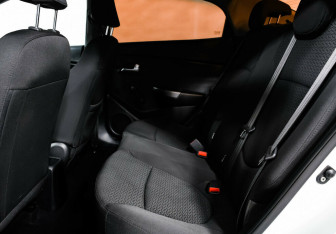 Подержанный автомобиль Kia Rio Sedan 2012 года (12 фото)