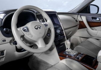 Подержанный автомобиль Infiniti QX70 2013 года (11 фото)