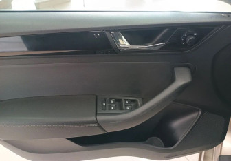 Подержанный автомобиль Skoda Rapid Liftback 2018 года (14 фото)