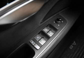 Подержанный автомобиль Audi A8 2022 года (25 фото)