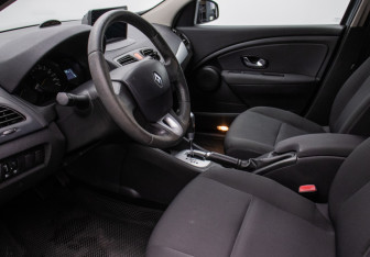 Подержанный автомобиль Renault Fluence 2011 года (10 фото)
