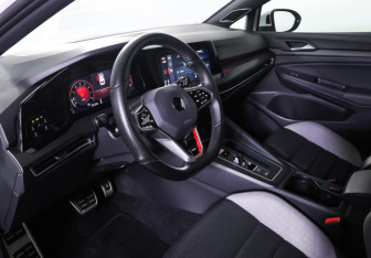 Подержанный автомобиль Volkswagen Golf GTI Hatchback 2021 года (15 фото)